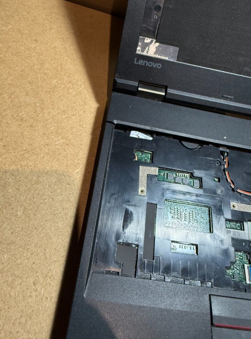 Notebook L560 na opravu alebo diely. - 3