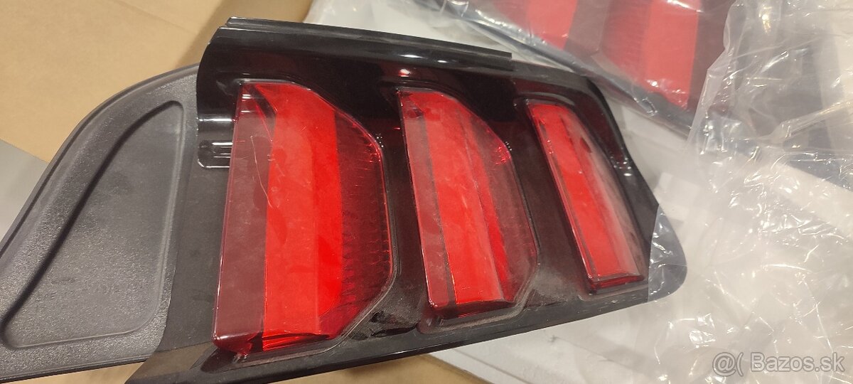 Predám zadné svetlá na mustang - 3