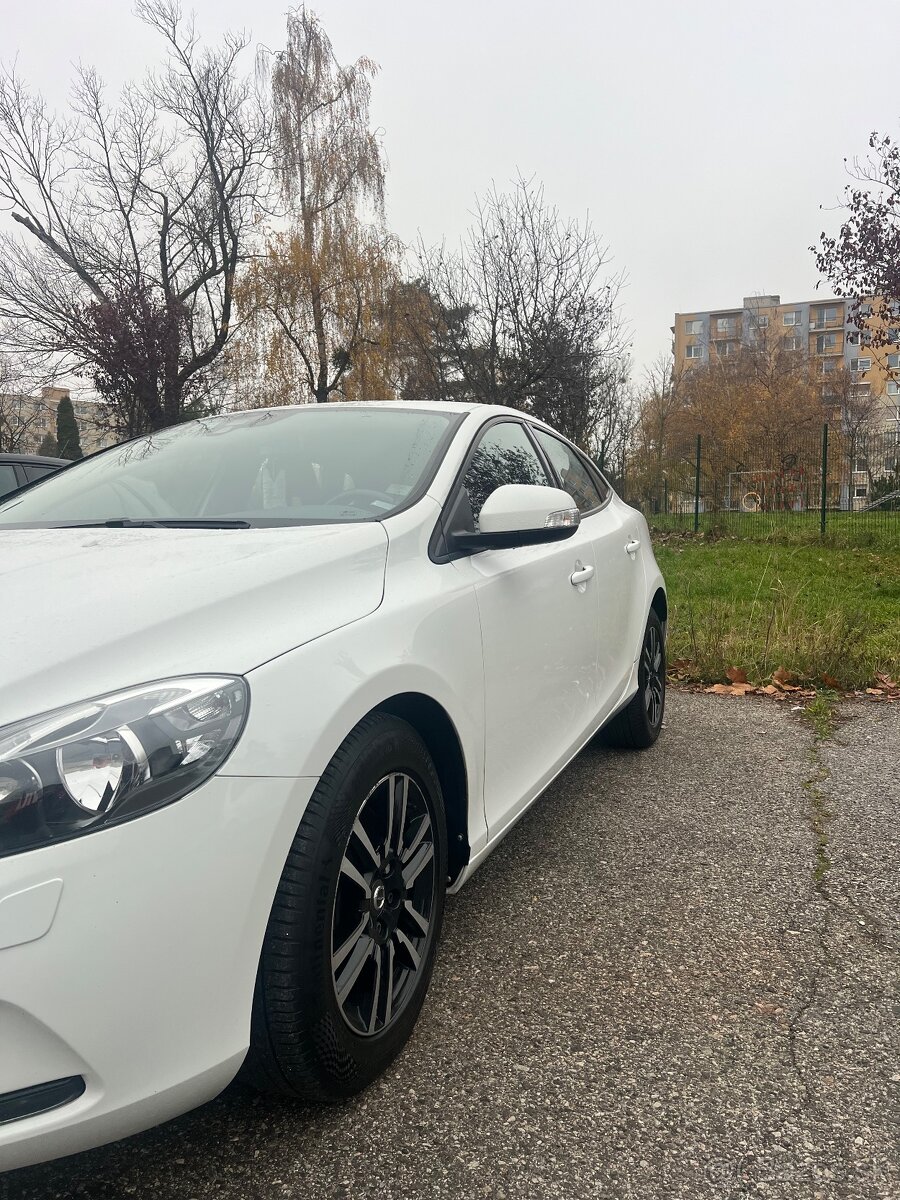 Predám Volvo v40 ročník 2017 - 3