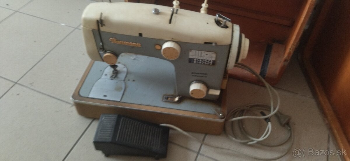 Predám funkčný šijací stroj Newman - 3