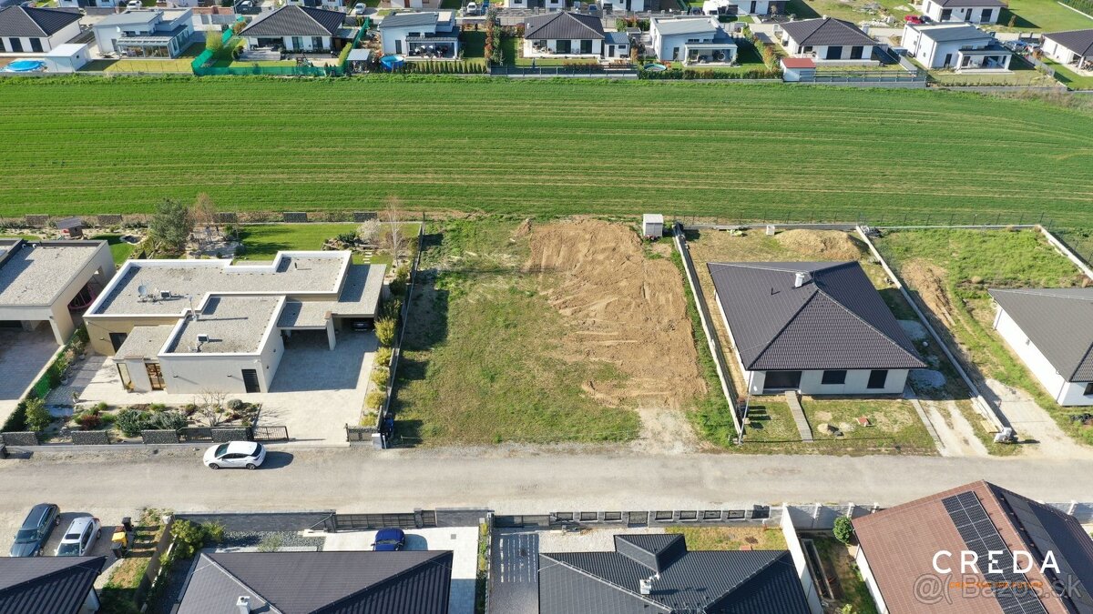 CREDA | predaj stavebný pozemok so stavebým povolením a IS, - 3