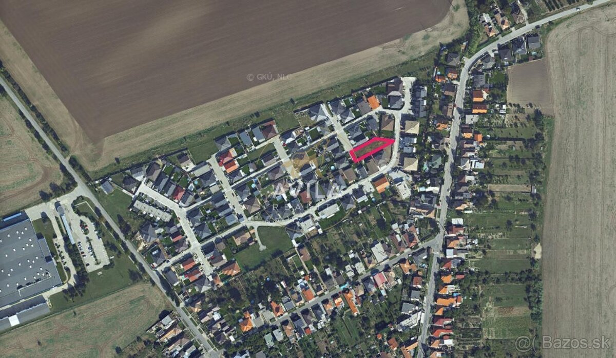 TOP NA PREDAJ: zaujímavý stavebný pozemok 654m2 - Majcichov - 3