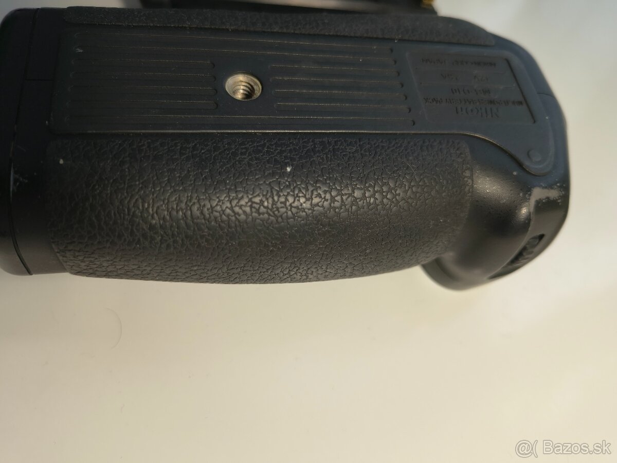 Nikon MB-D10 battery grip - 3