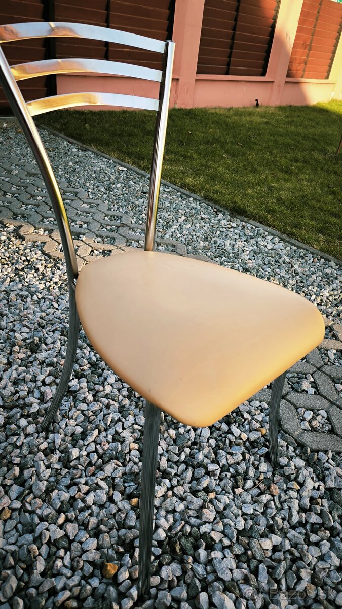 4 stolicky v super stave - 3