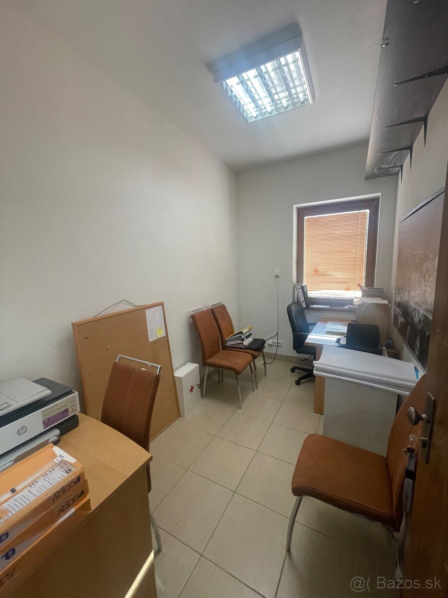 Kancelária / priestor v centre Malaciek na prenájom. - 3
