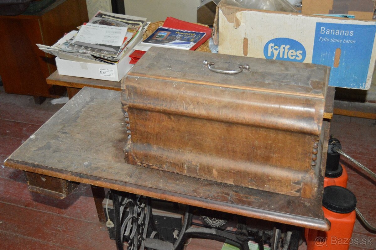 Starý šijací stroj Singer. - 3