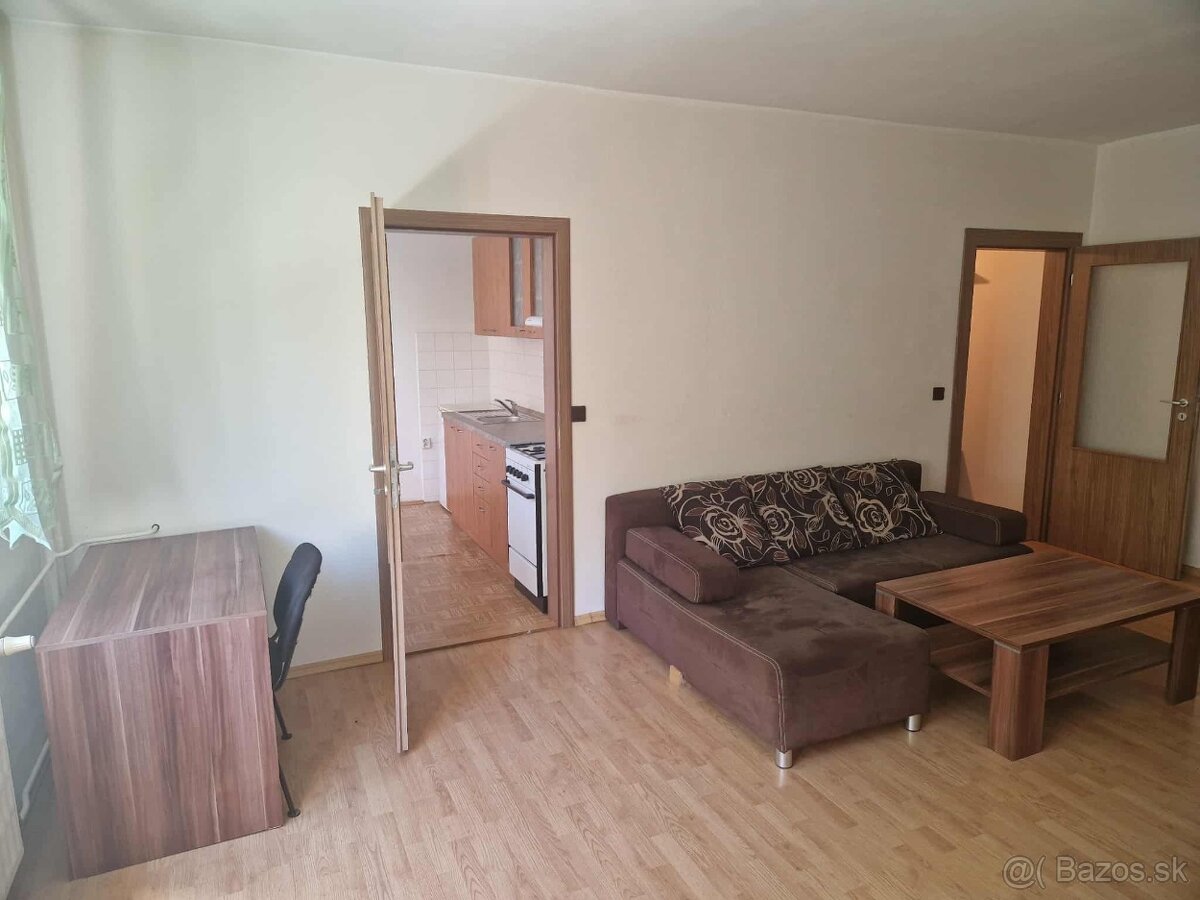 Na prenájom izbový byt s balkónom Handlová - 3