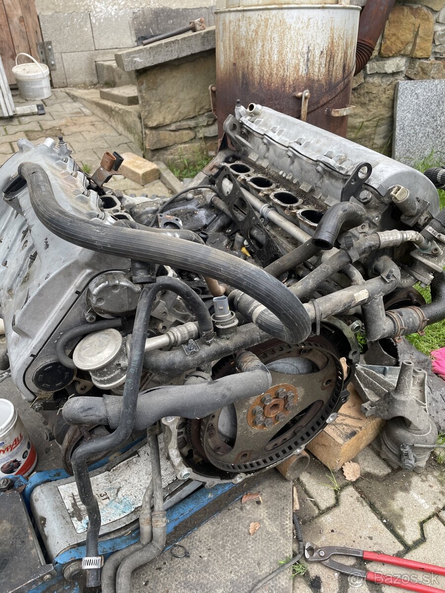 Predám alebo rozpredam motor V8 - 3