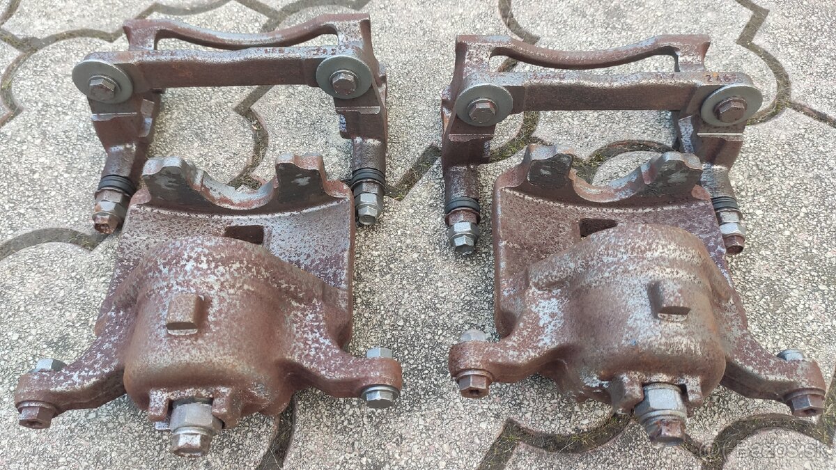 Honda Civic 8g Brzdový strmeň predny - 3