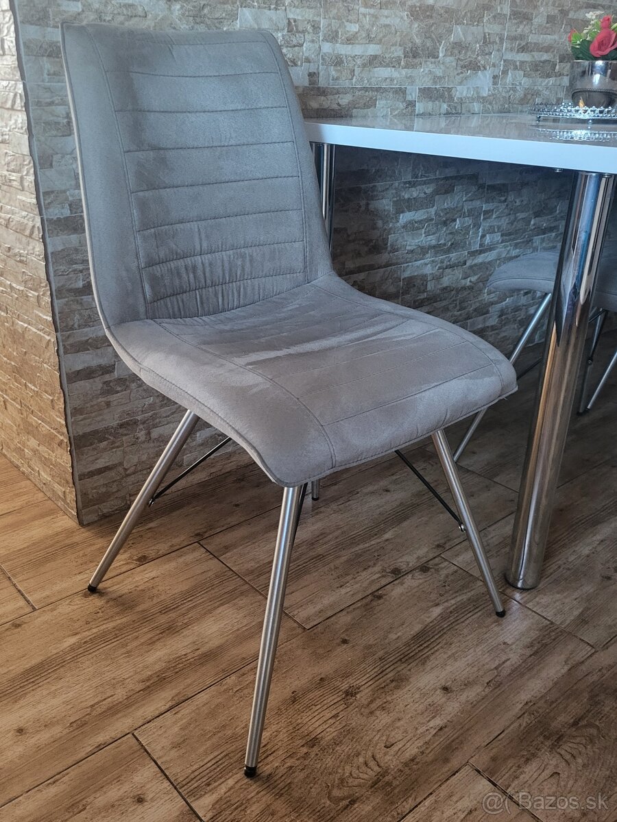 Stôl zo stoličkami - 3