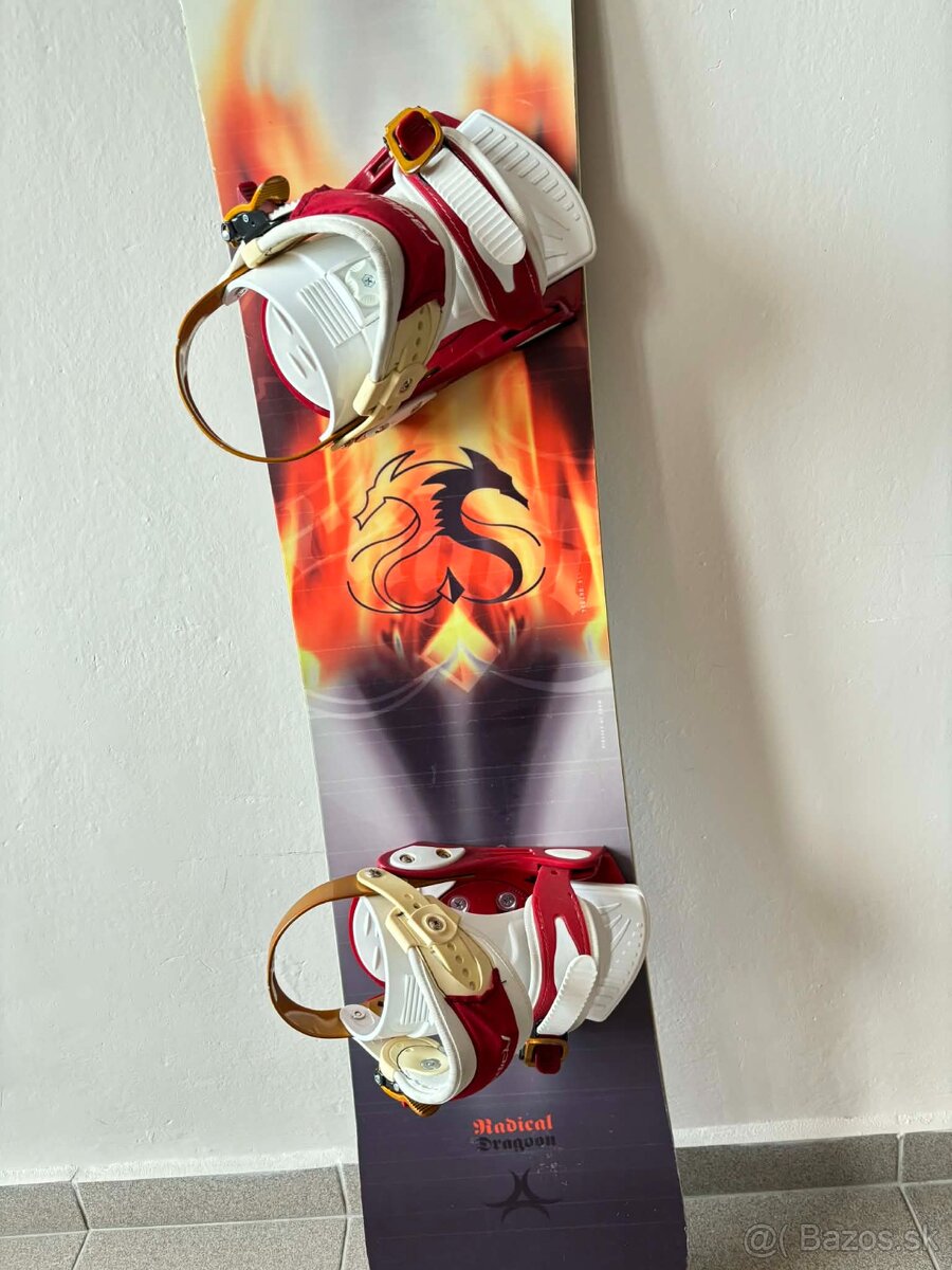 Snowboard a viazaním a topánkami - 3