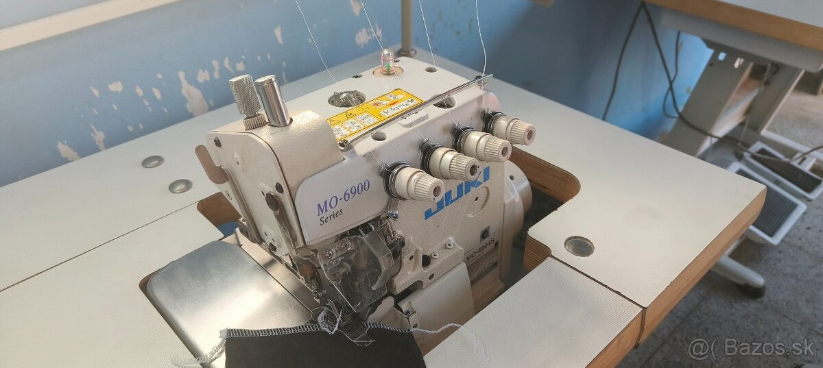 Průmyslový 4 nitný overlock Juki 6900 - 3