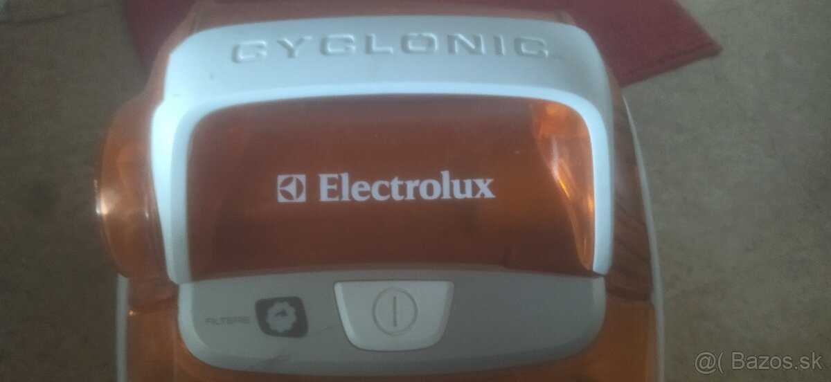 Predám bez vreckový vysávač Electrolux cyclonic twinclean 20 - 3