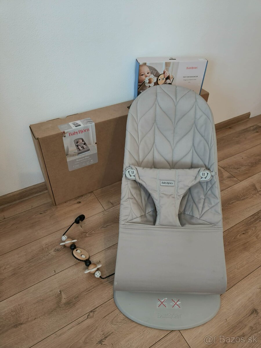 lehátko BABYBJÖRN Bliss Woven, Sand Grey s hračkou - 3
