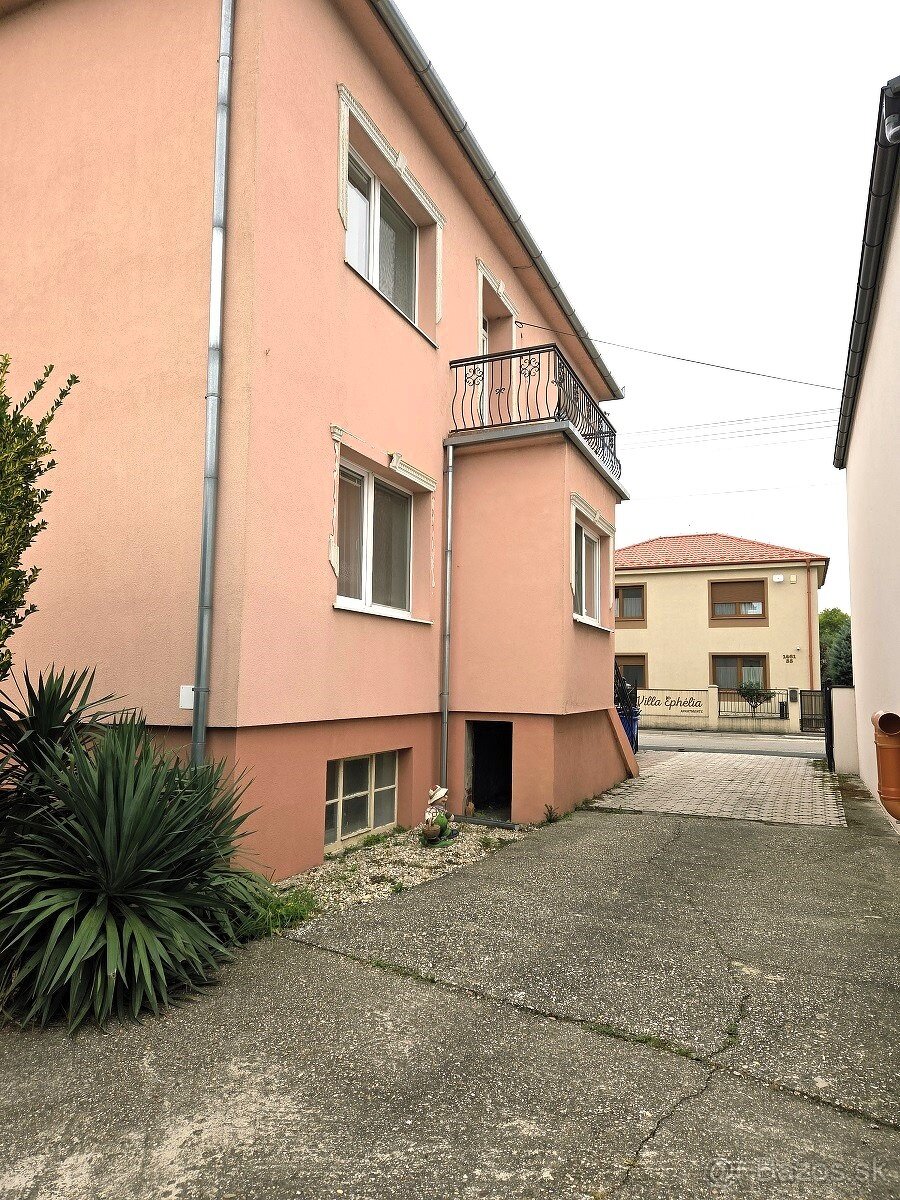 AJ NA INVESTIČNÉ ÚČELY Poschodový rodinný dom na predaj v D - 3