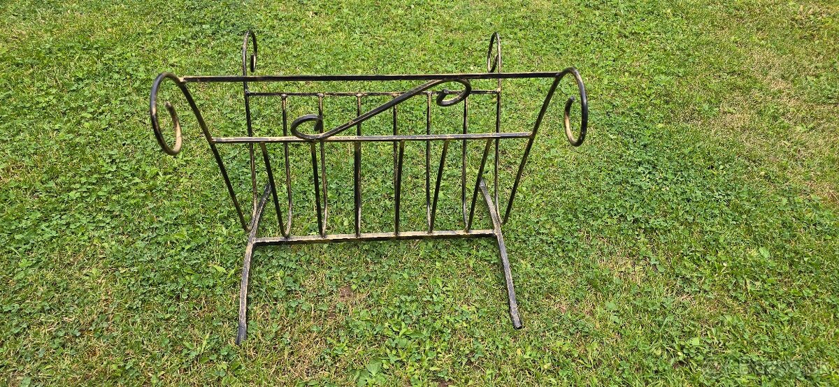 Kovový stojan na noviny - 3