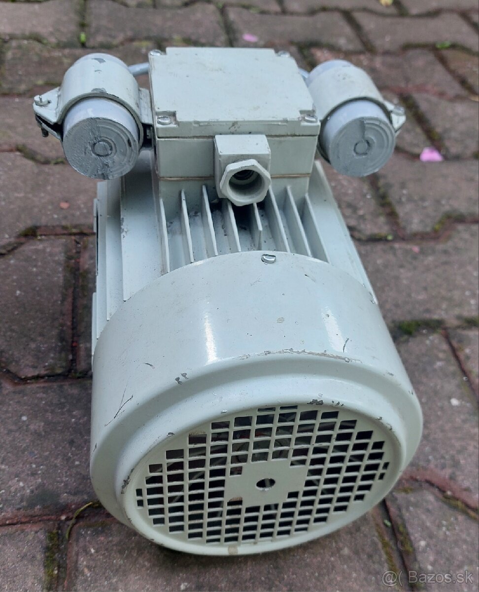 Generátor 220V 700W - 3