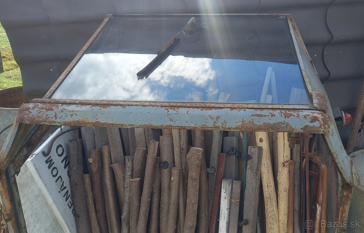 Predám kabínu na Zetor 25. Mam aj iné náhradné diely prevodo - 3