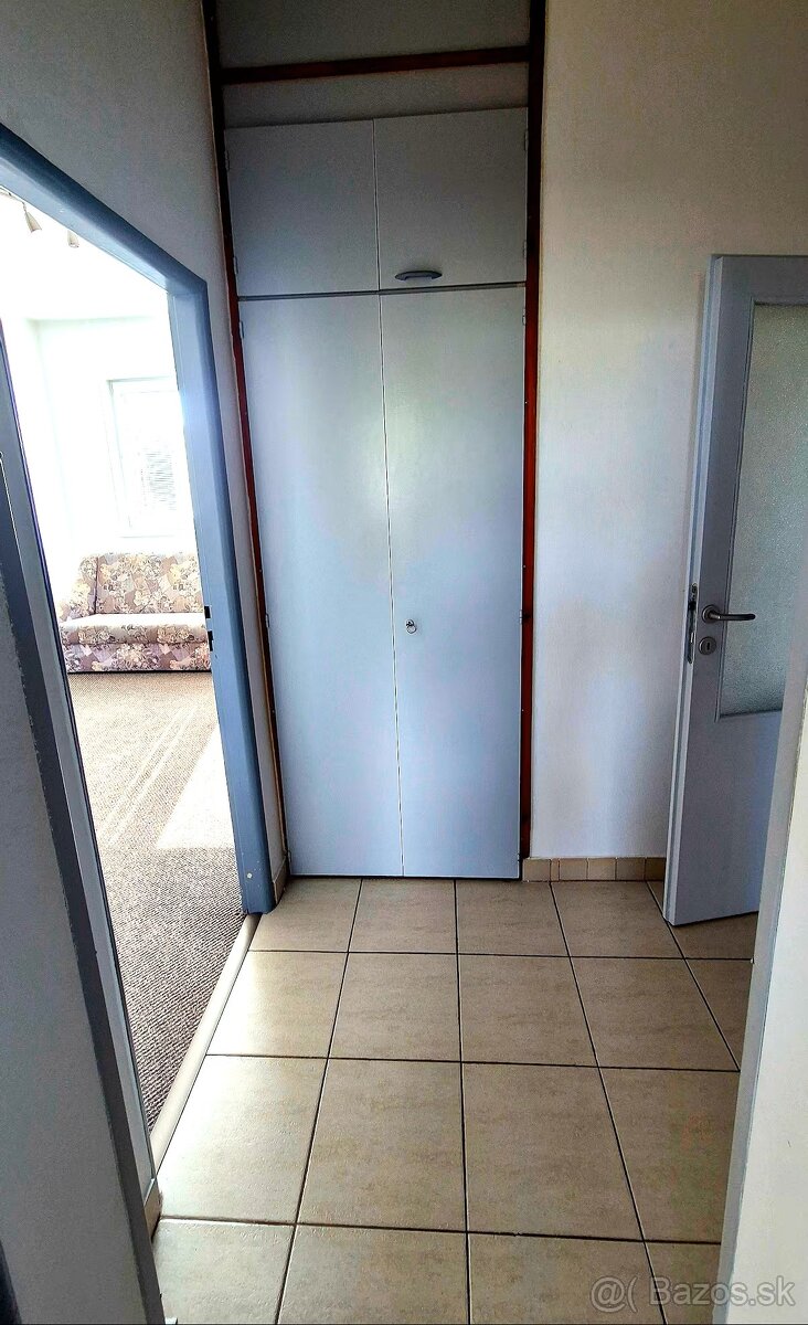 Na prenájom zariadený svojpomocný byt /93m2/ s garážou, KN - 3