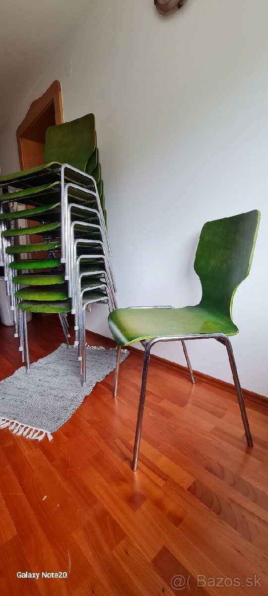 Drevená stolička s chrómovanou konštrukciou
- 3