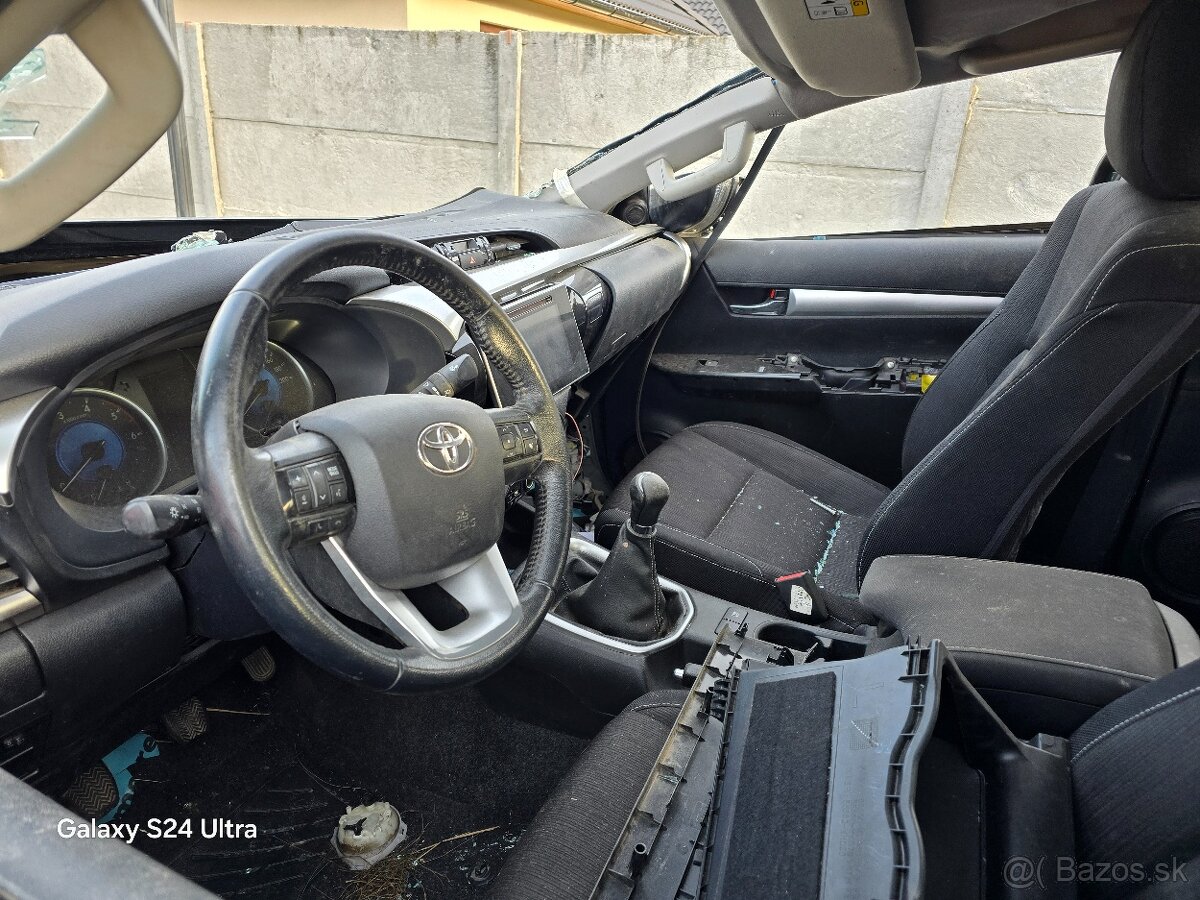 Predám havarovanú Toyotu Hilux 2.4D, 110kW