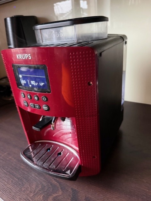Nutná OPRAVA - Plnoautomatický kávovar KRUPS Essential red - 3