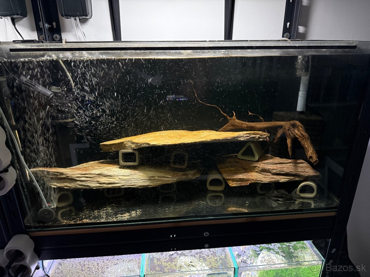 Regály s akváriami, technikou a rybičkami - 3