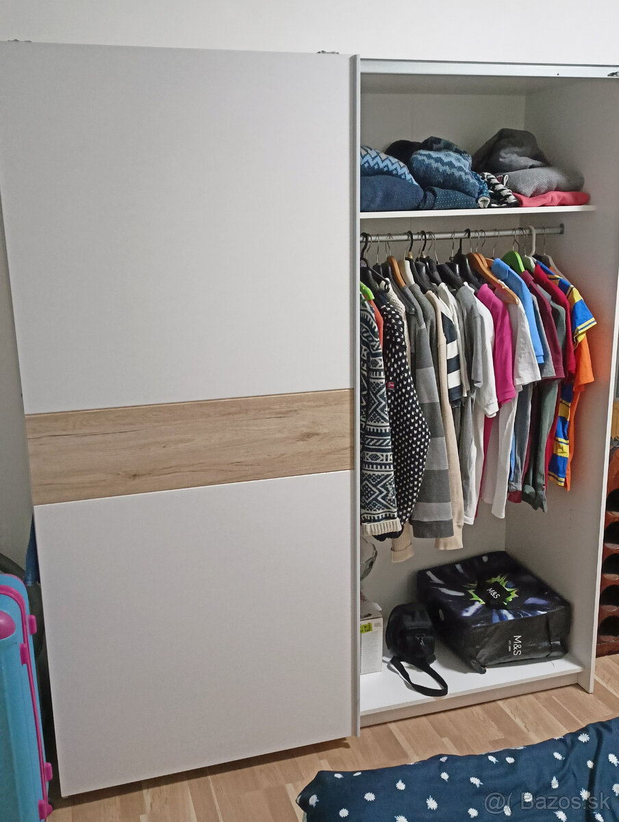 Moderná priestranná šatníková skriňa 1 (posuvné dvere) - 3