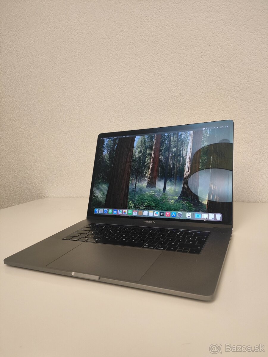 MacBook Pro 15" 2018 | i7 • 16GB • 256GB - 3