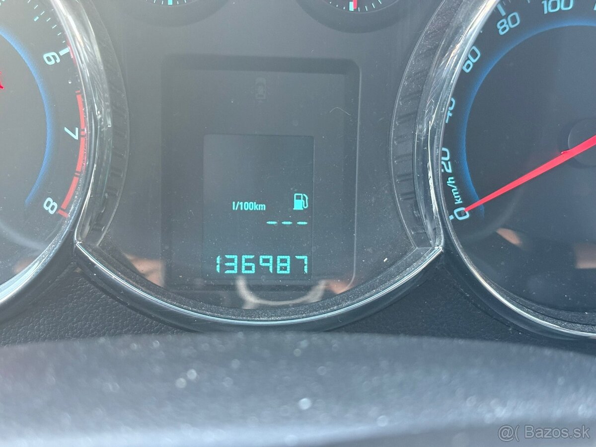 Predám Chevrolet Cruze LT 1.8 i 16V,rok 11/2011 - 3