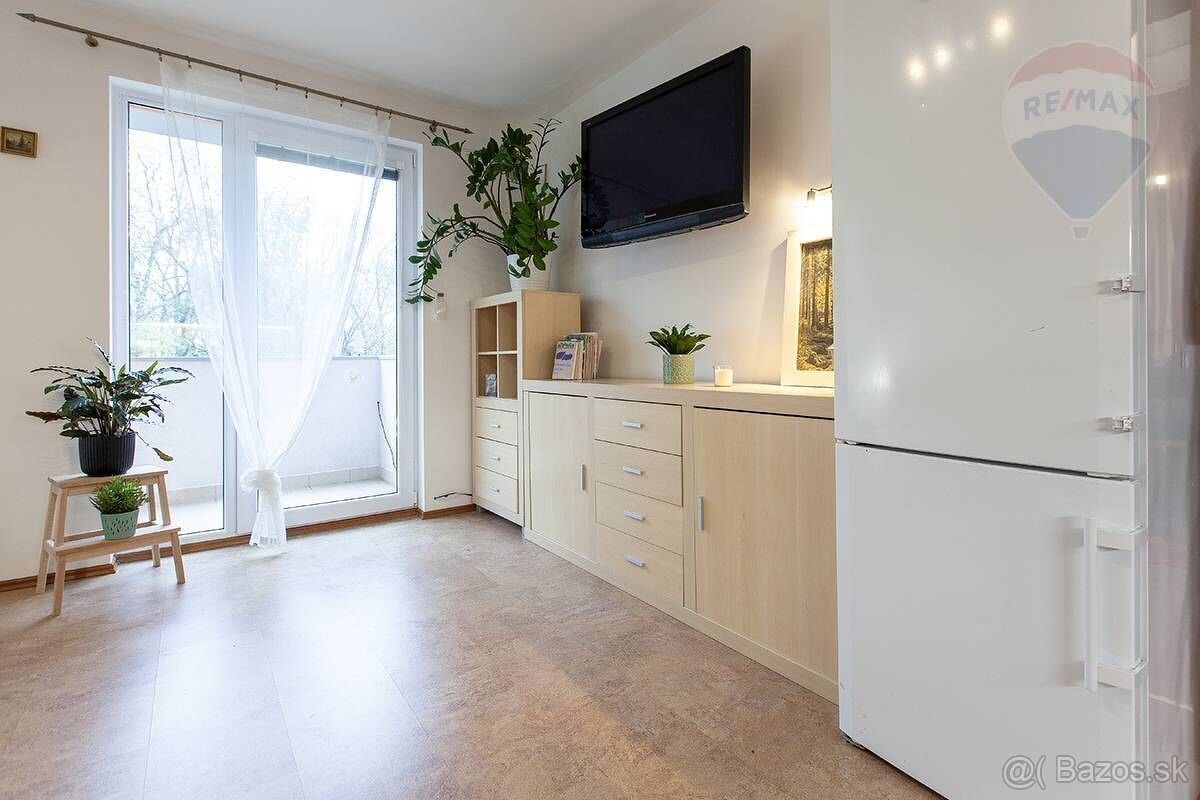 2-izbový byt s dvomi balkónmi, parkovaním a pivnicou – Kapln - 3