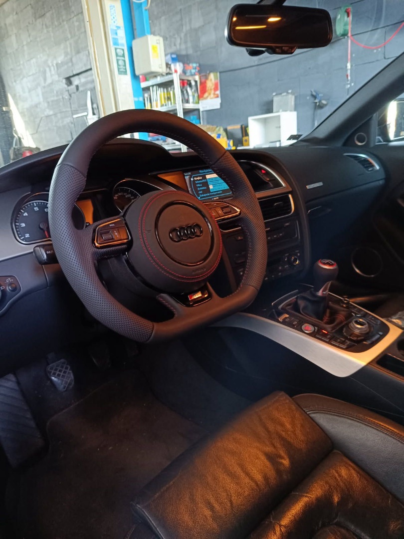 AUDI MULTIFUNKCNY VOLANT S AIRBAGOM A PADLAMI, červená niť - 3