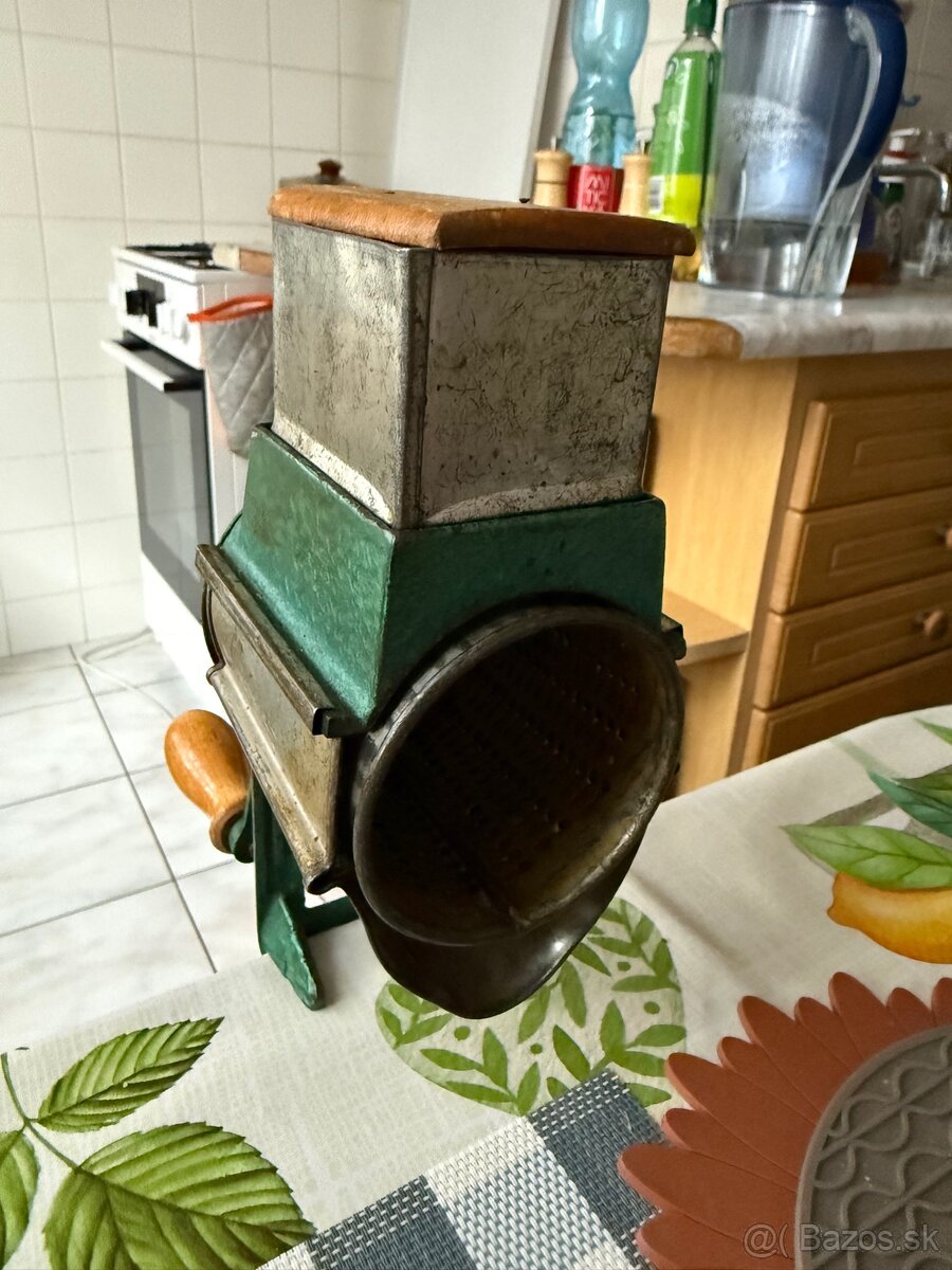 Retro mlynček na orechy a strúhanku - 3