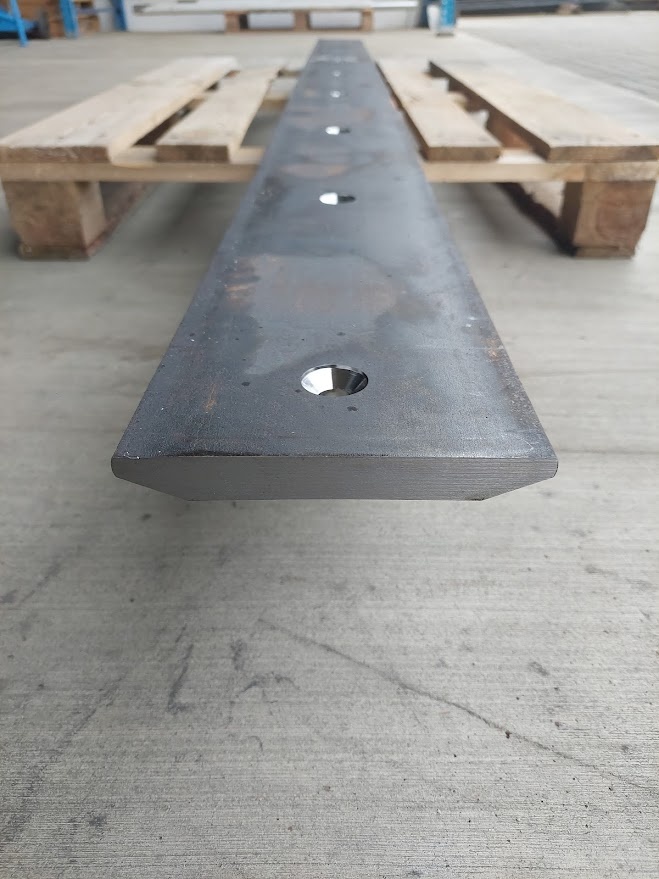 Obojstranný hardoxový brit na Manitou - 3