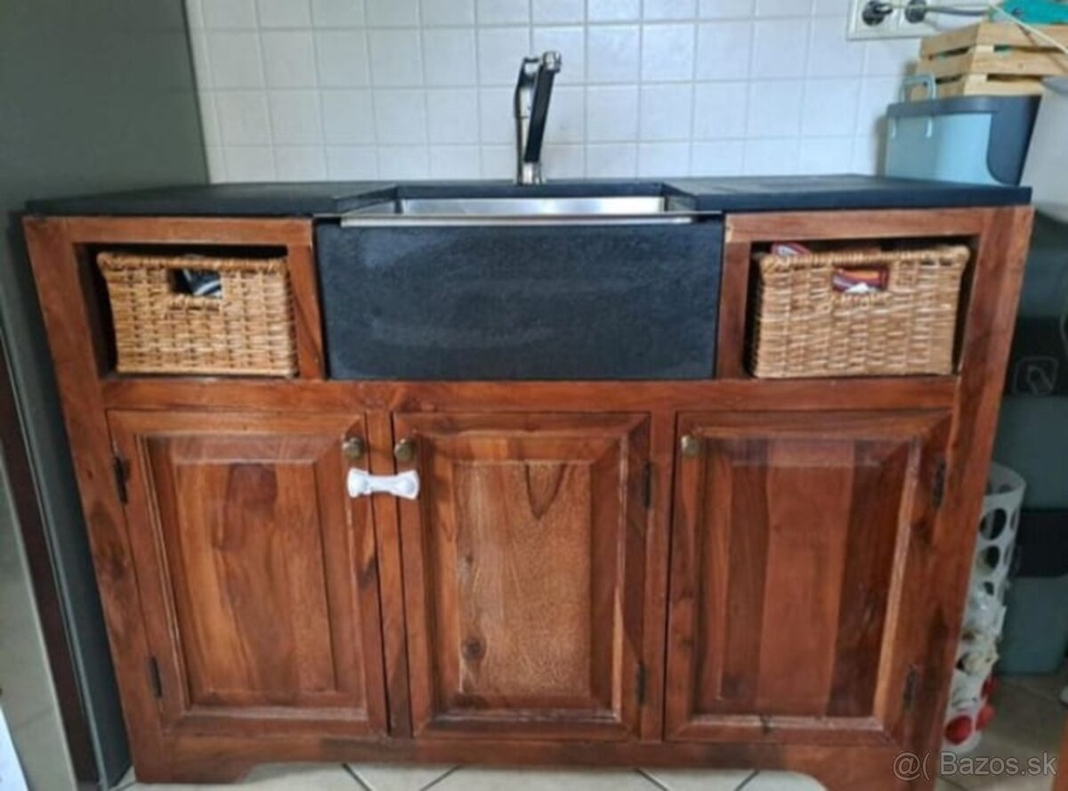 Tmavá kuchyně z masivu se spotřebiči, 5285 - 3