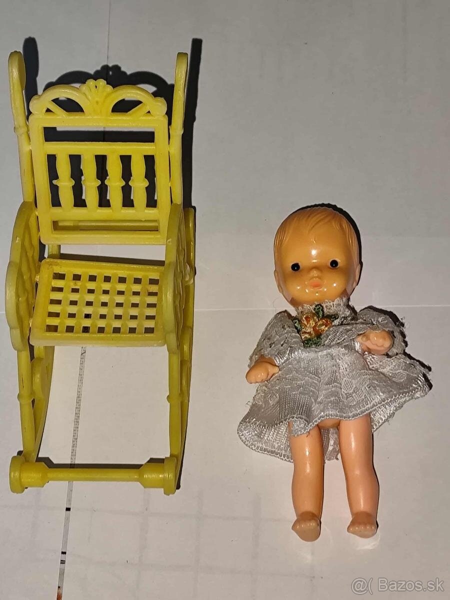 retro bábika v hojdacom kresielku - 3