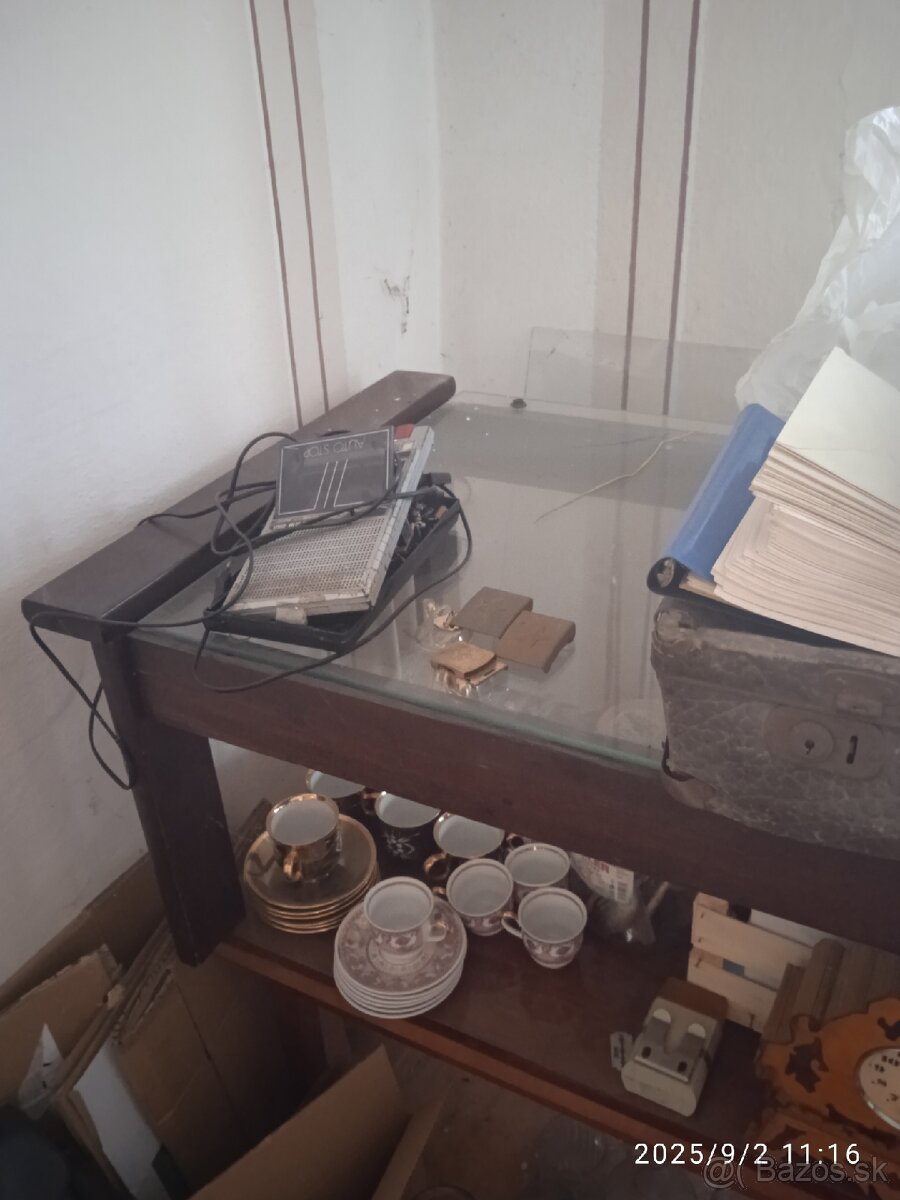 Predám stolík za 10€.a dve skrinky i konferenčné stolíky - 3