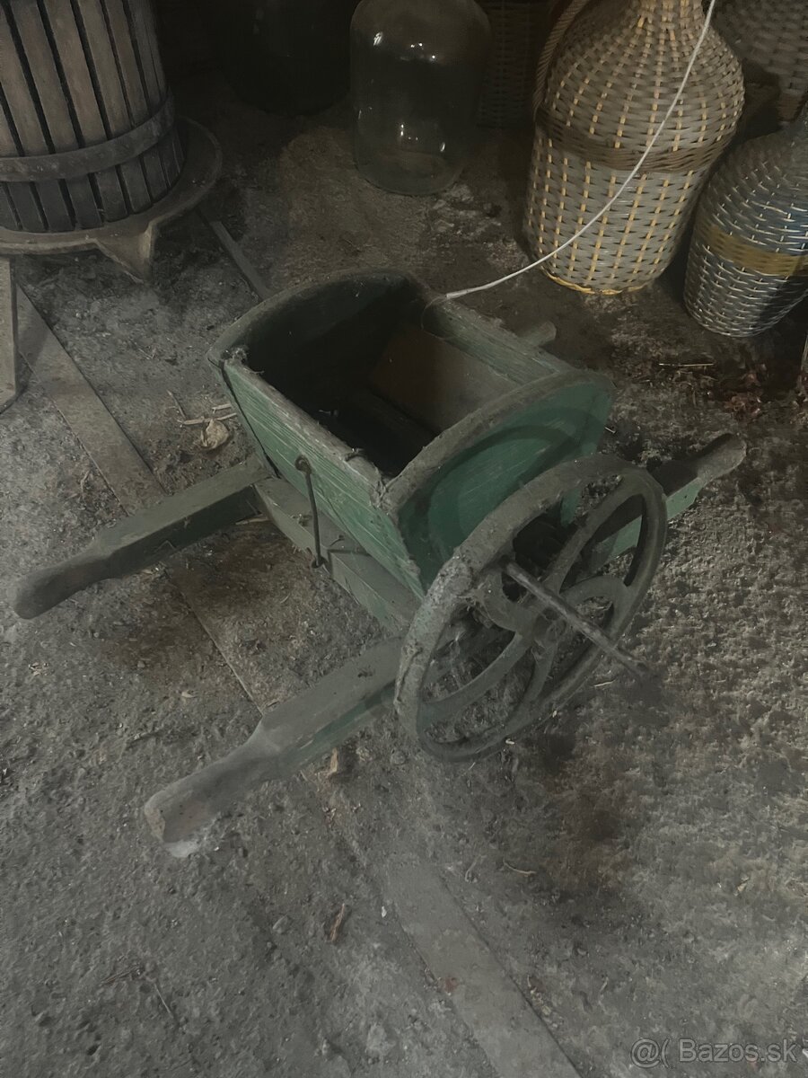 Lis a mlynček a prázdne demižóny - 3