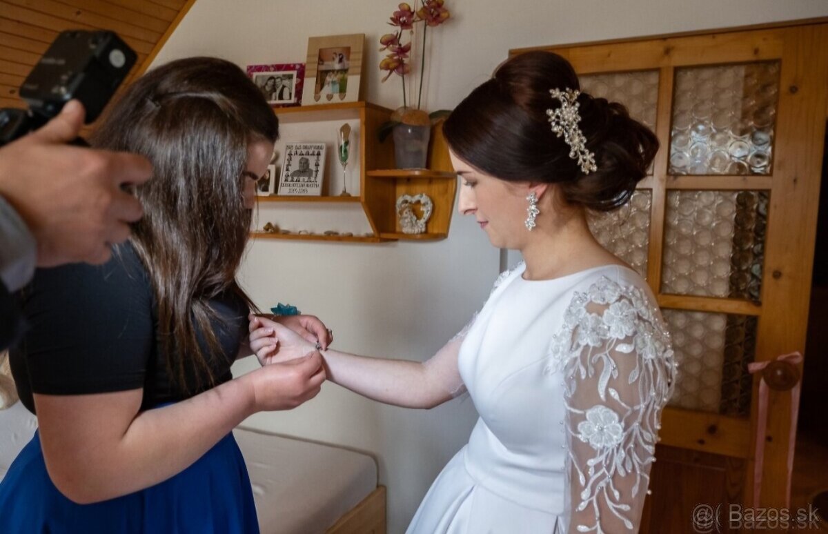 Svadobné šaty s čipkou na rukávoch - 3