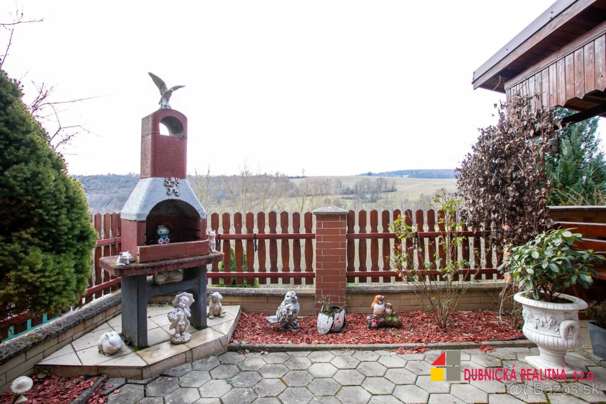 Na predaj záhradná chatka v retro štýle s upravenou záhradou - 3