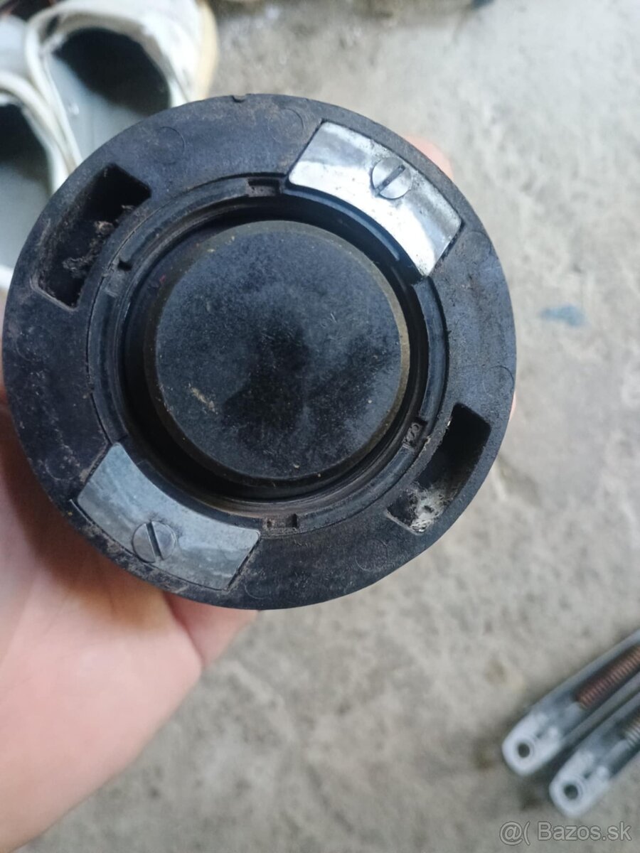 Predám uzáver nádrže škoda 105,120 - 3