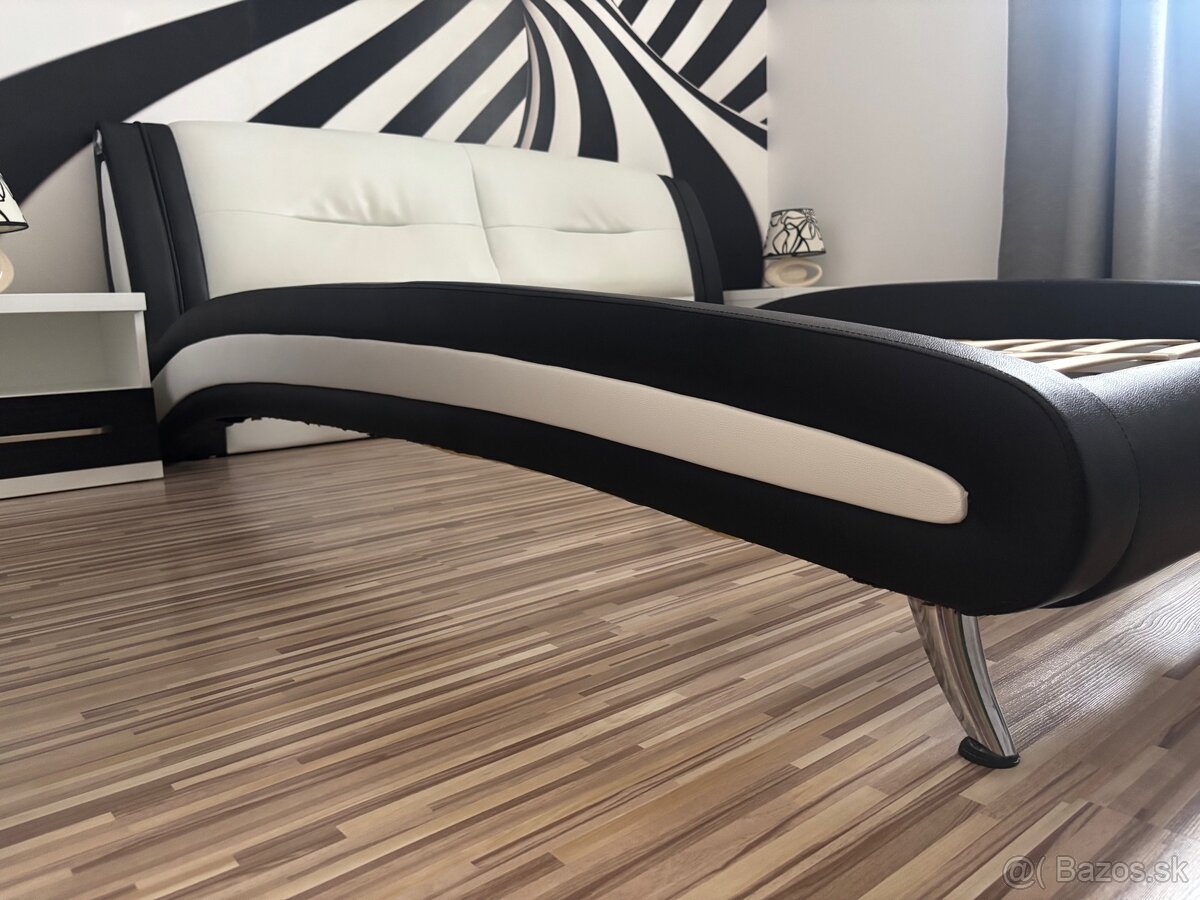 Posteľ, nočné stolíky, nočné lampy - 3