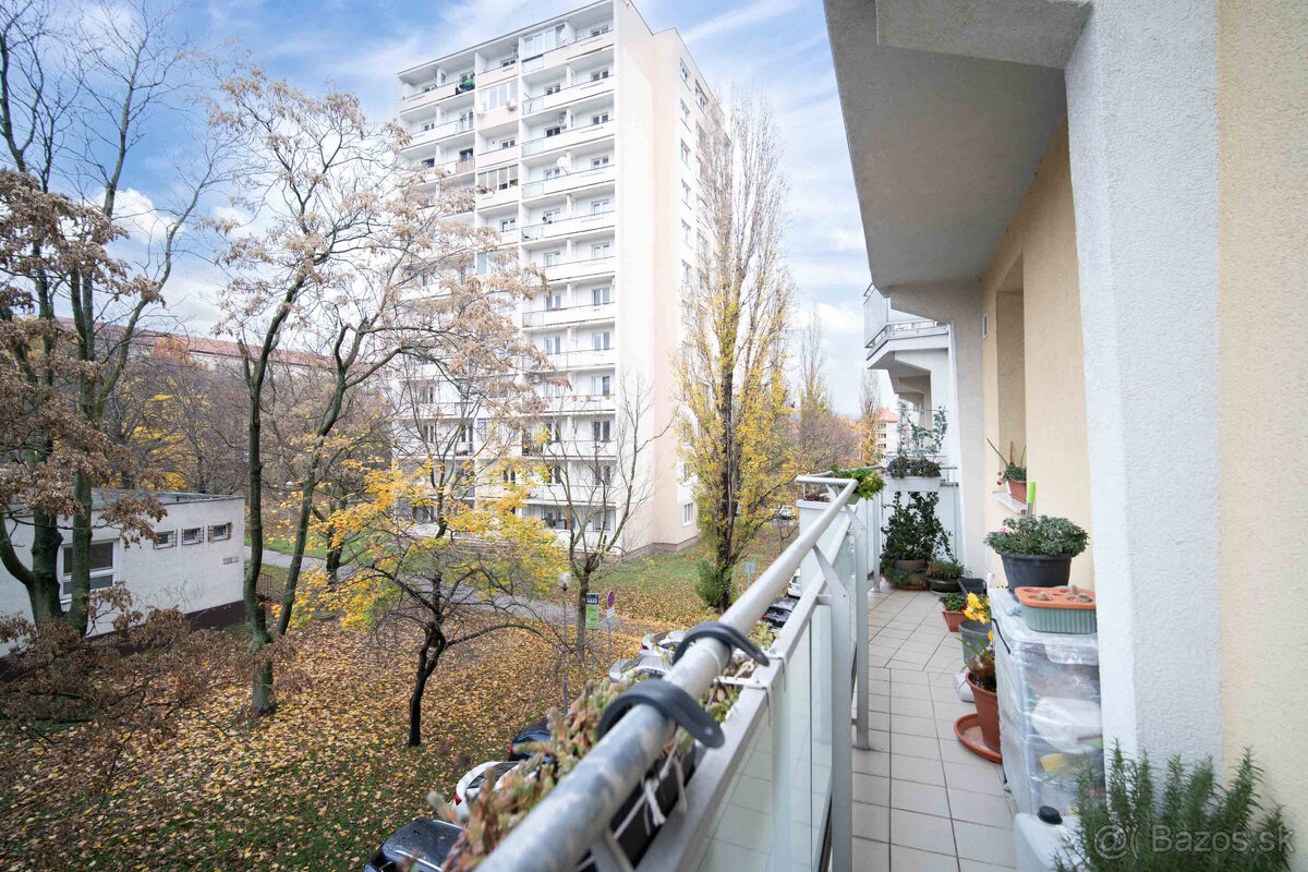 Krásny 1-izb. byt s veľkým balkónom – možnosť úpravy na 2+kk - 3