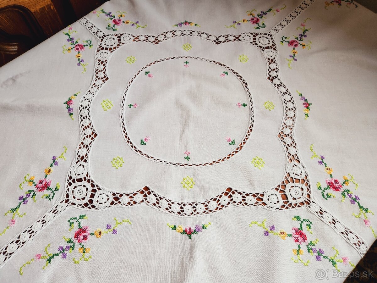Krásny biely obrus zdobený háčkovanými vsadmi a výšivkou ruž - 3