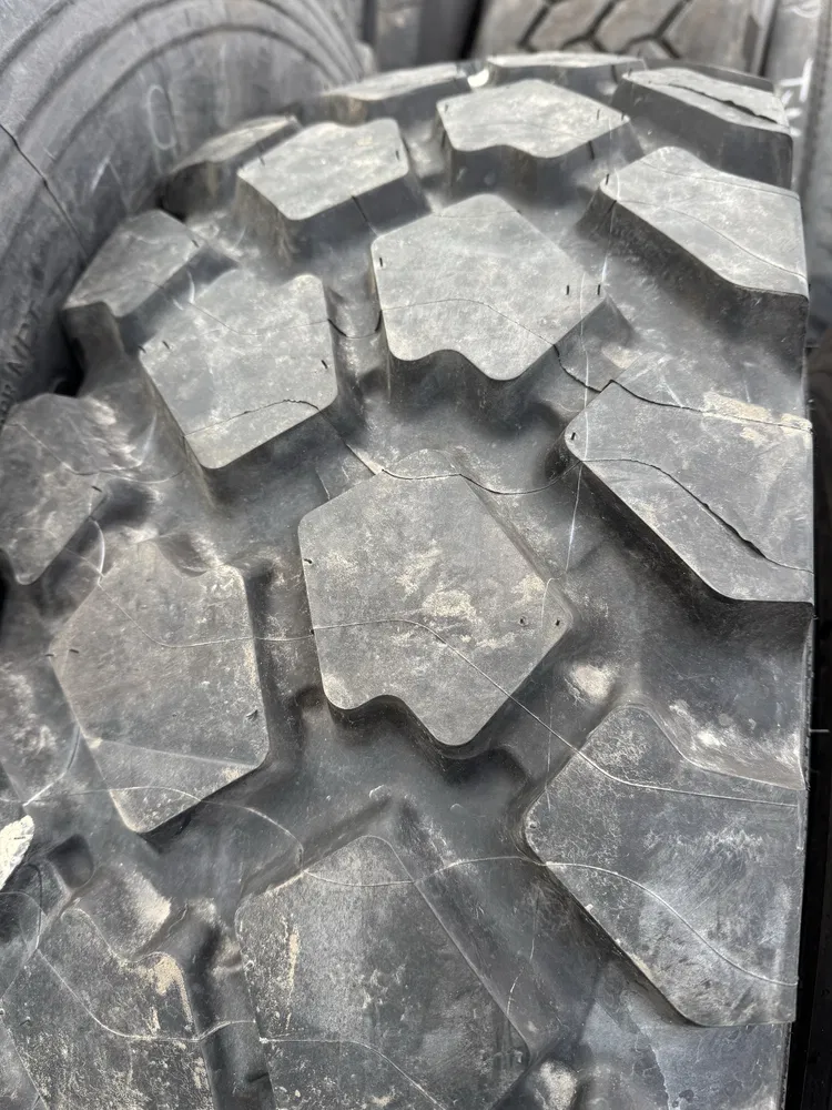 Gumy continental 335/80 R 20 - 3