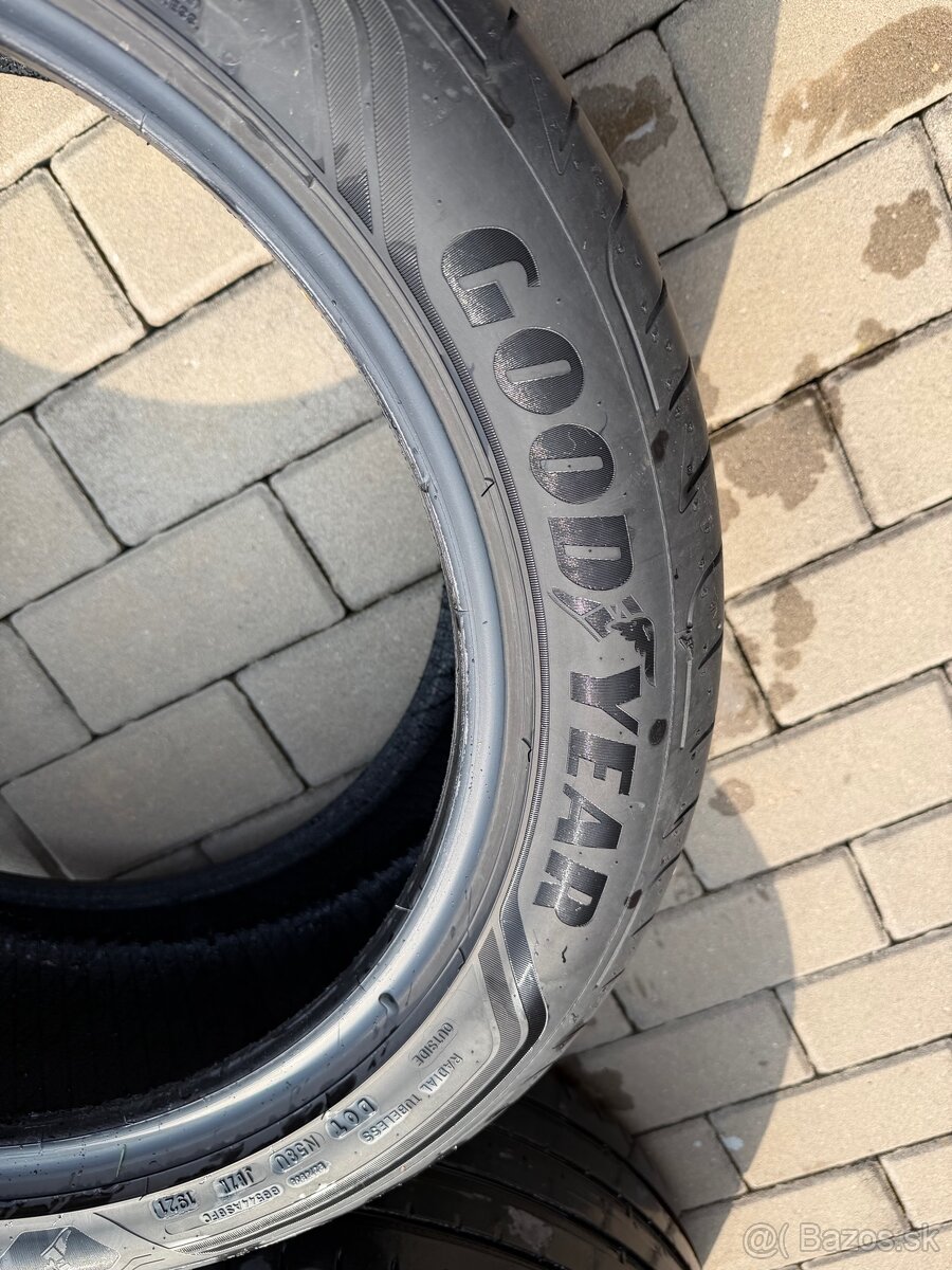 Letné pneu Goodyear R18 245/45 - 3