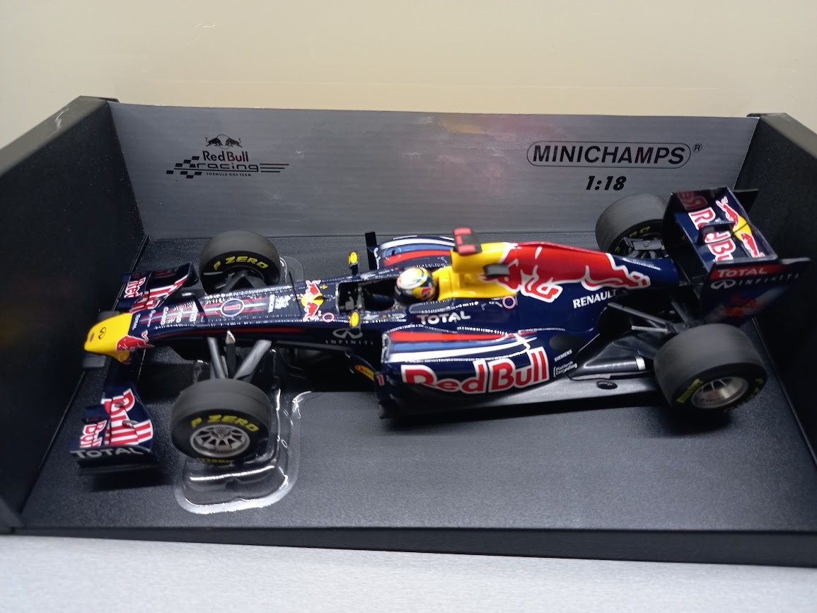 2X F1 RED BULL RB7 A RB7 JAPAN 2011 VETTEL MINICHAMPS 1:18 - 3