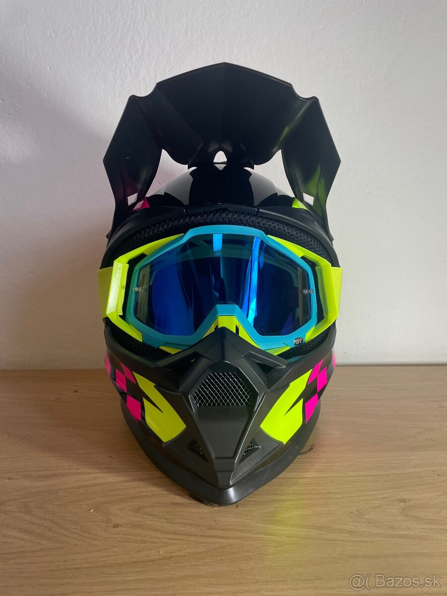 Motocrossová prilba. - 3