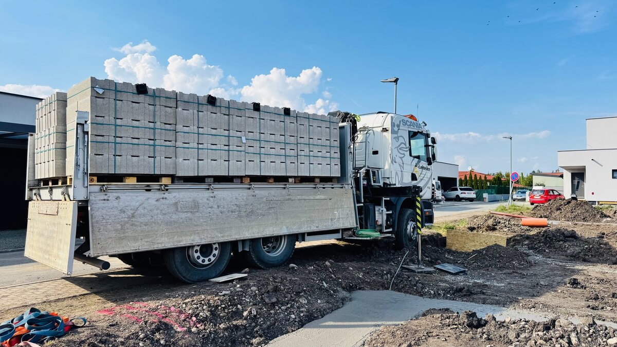 Nákladná doprava-hydraulická ruka-trojstranný sklápač - 3