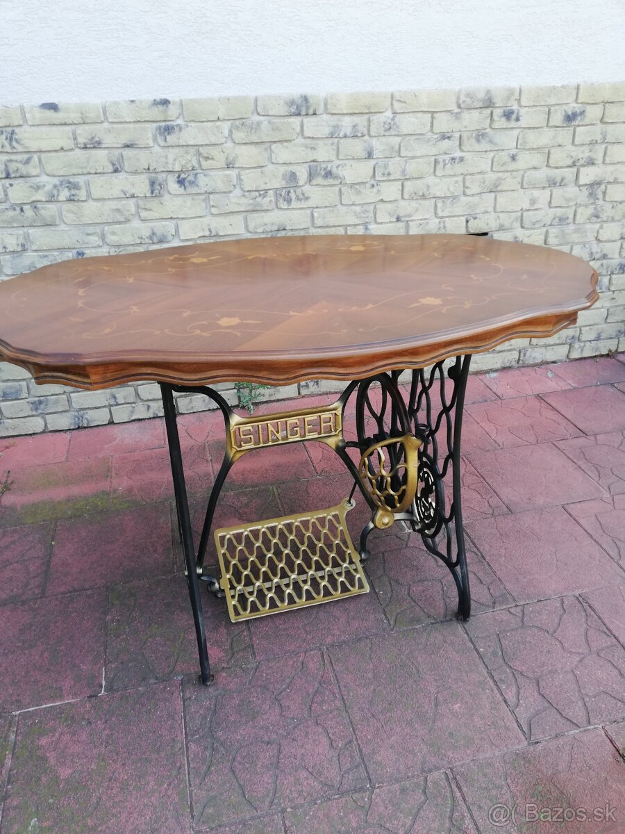 Kreslá zo stolíkom a šijací stroj. - 3